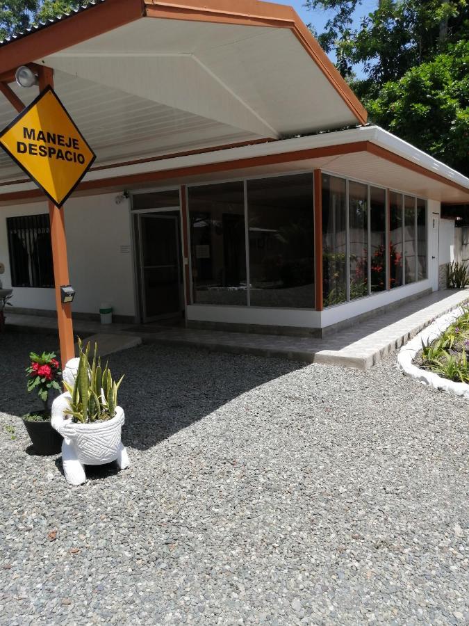 Puerto Vargas Lodge Cahuita Buitenkant foto